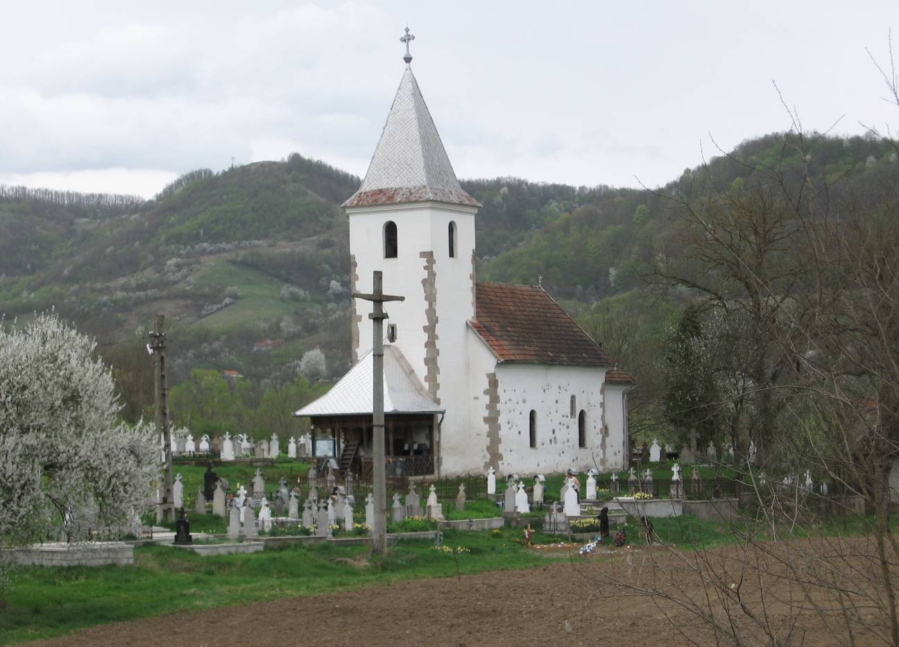 View from the south-west of Church of St. Nicholas, second half of the 14th century, masonry of raw and profiled stone, Ribița, Hunedoara County, Romania (source: D. Gh. Năstăsoiu)